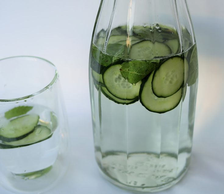 Woda Detoks: Ogórek i Mięta